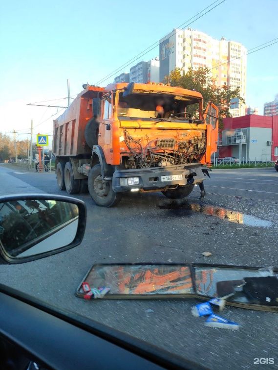 КАМАЗ протаранил стену на заводе